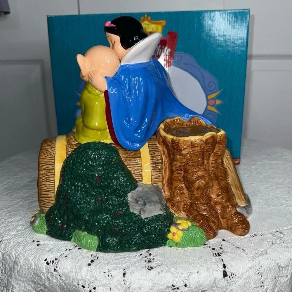 RARE Vintage Disney Treasure Craft Snow White kissing Dopey‎ Cookie Jar w/box
